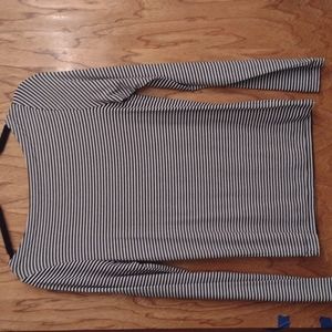 Top boat neck, gap medium new without tags, never wore, dark navy white stripes